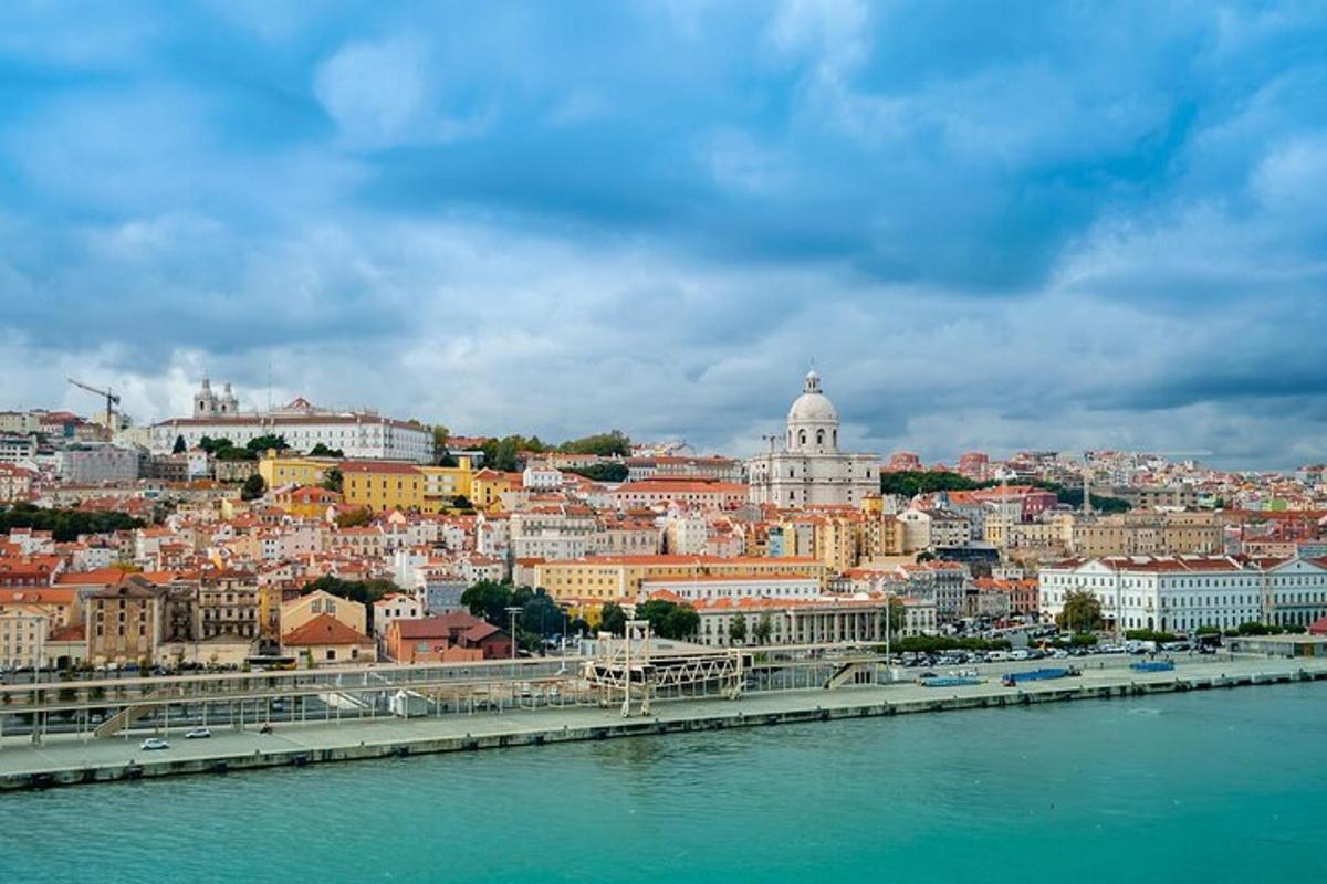 uma vista de uma cidade com uma ponte sobre a água