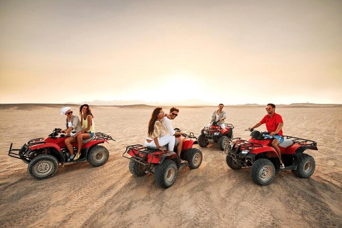 sekelompok orang mengendarai ATV di padang pasir