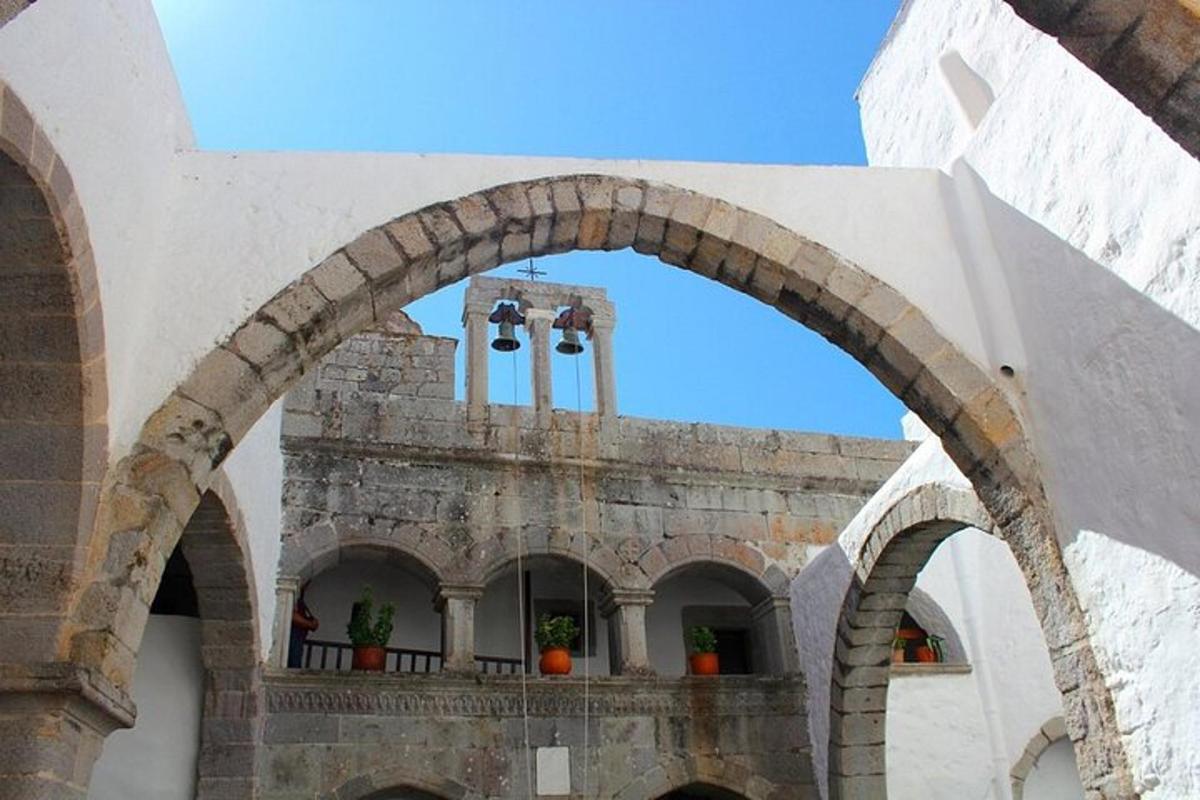 an archway in a building with some plants on it