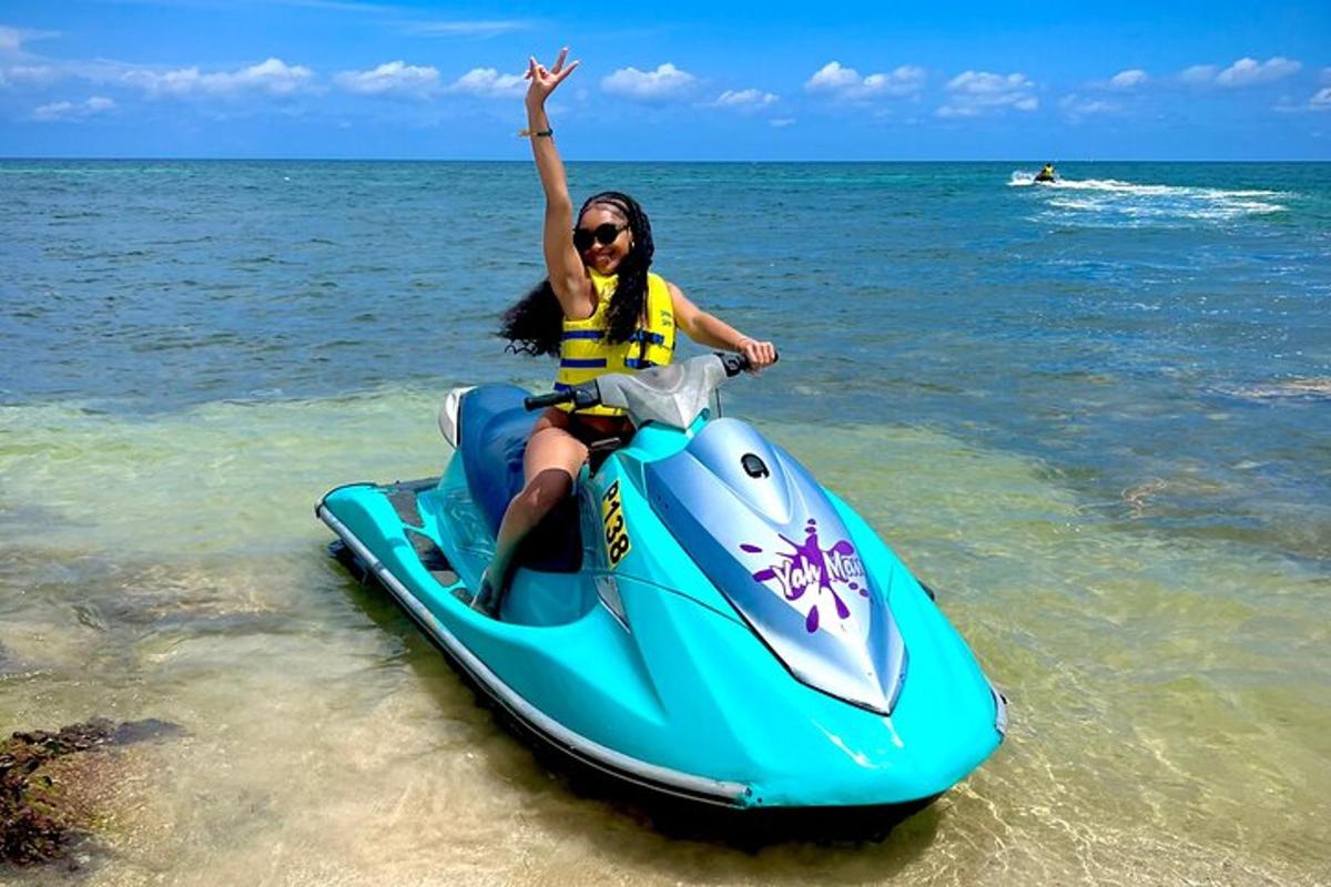 een vrouw die op een jetski in het water rijdt