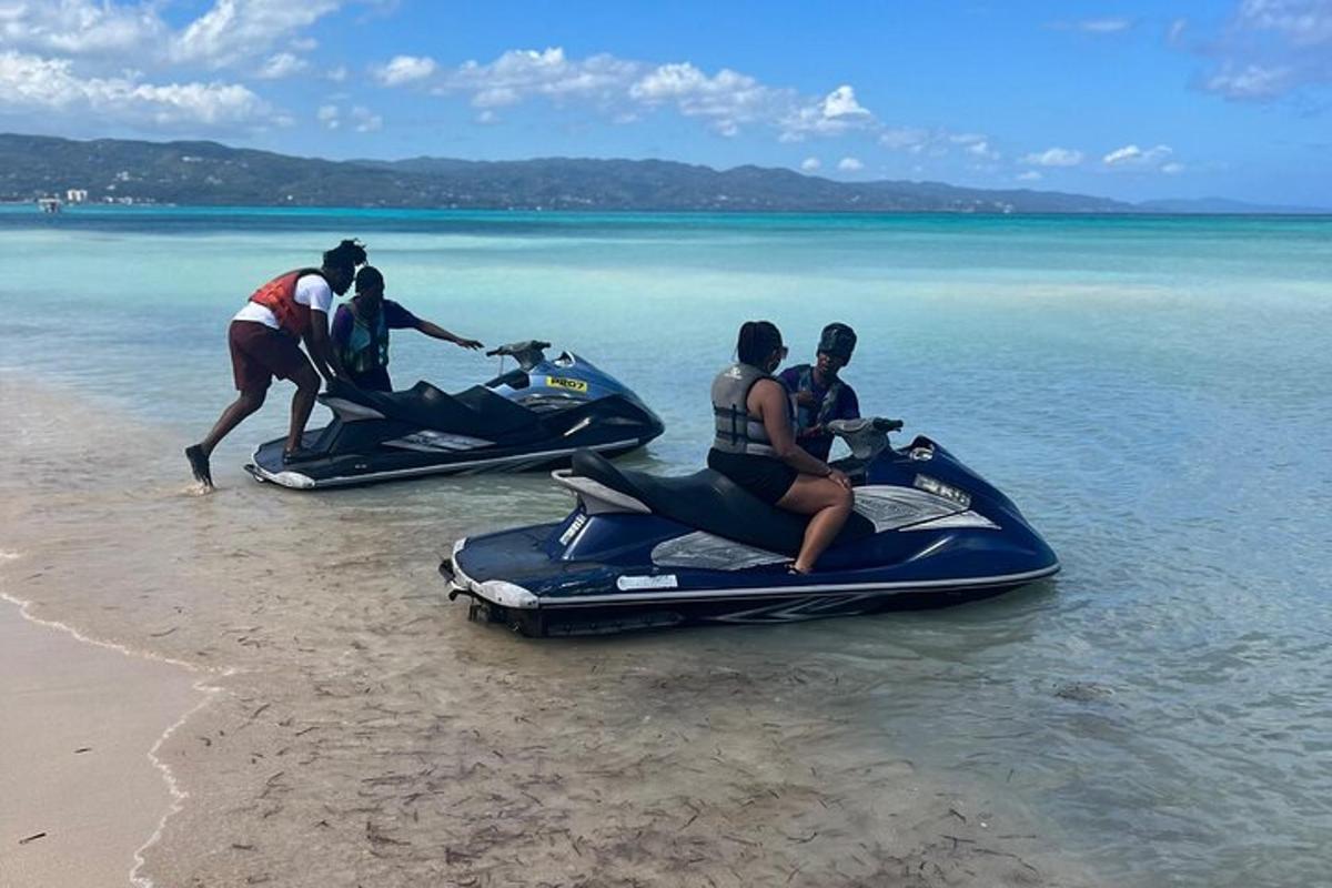 egy csoport ember jetskizik a tengerparton