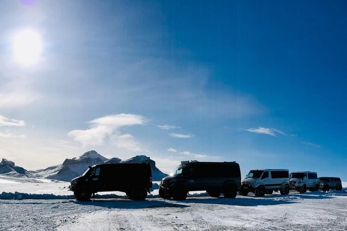 uma fila de veículos estacionados na neve