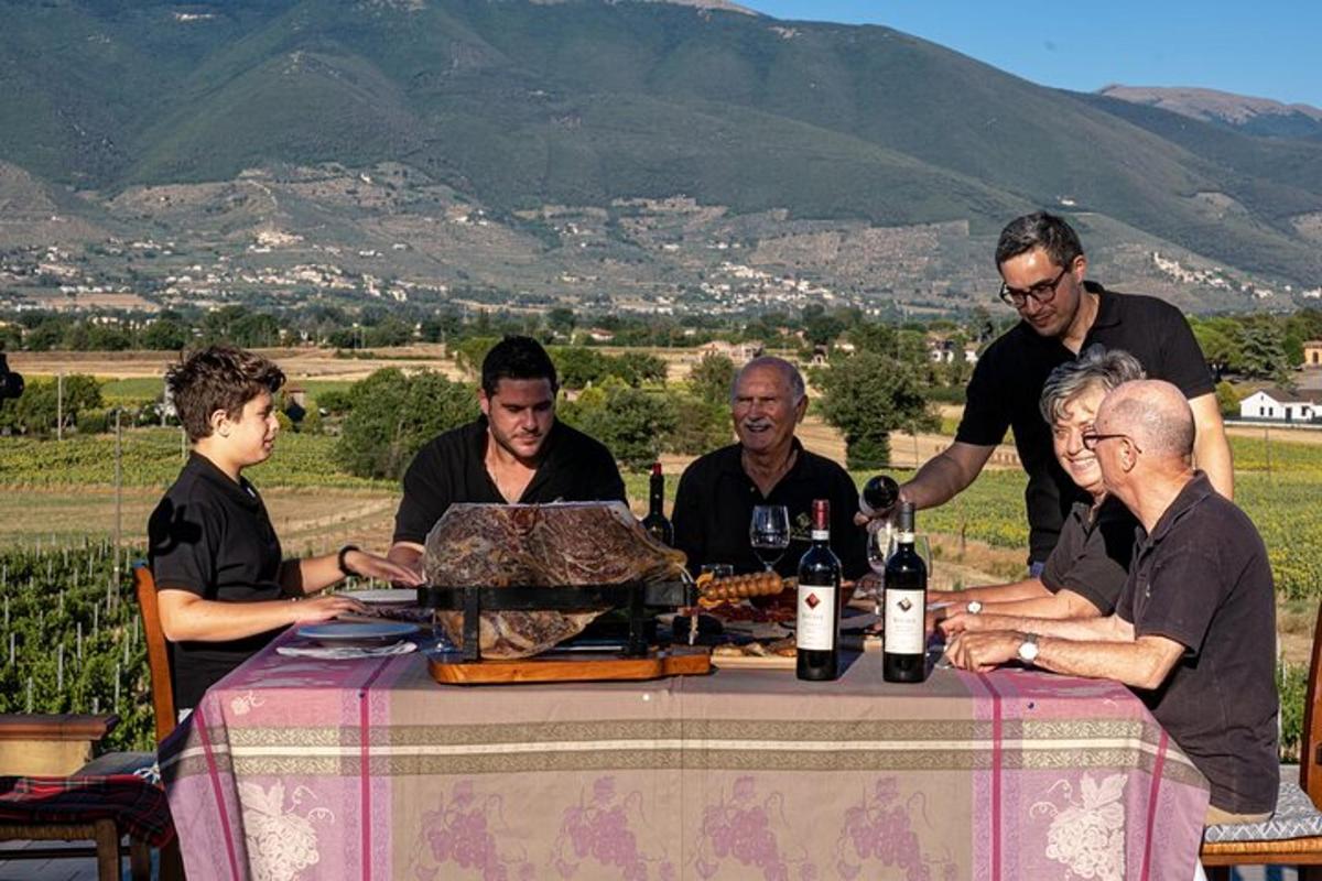 un gruppo di persone sedute attorno a un tavolo con bottiglie di vino