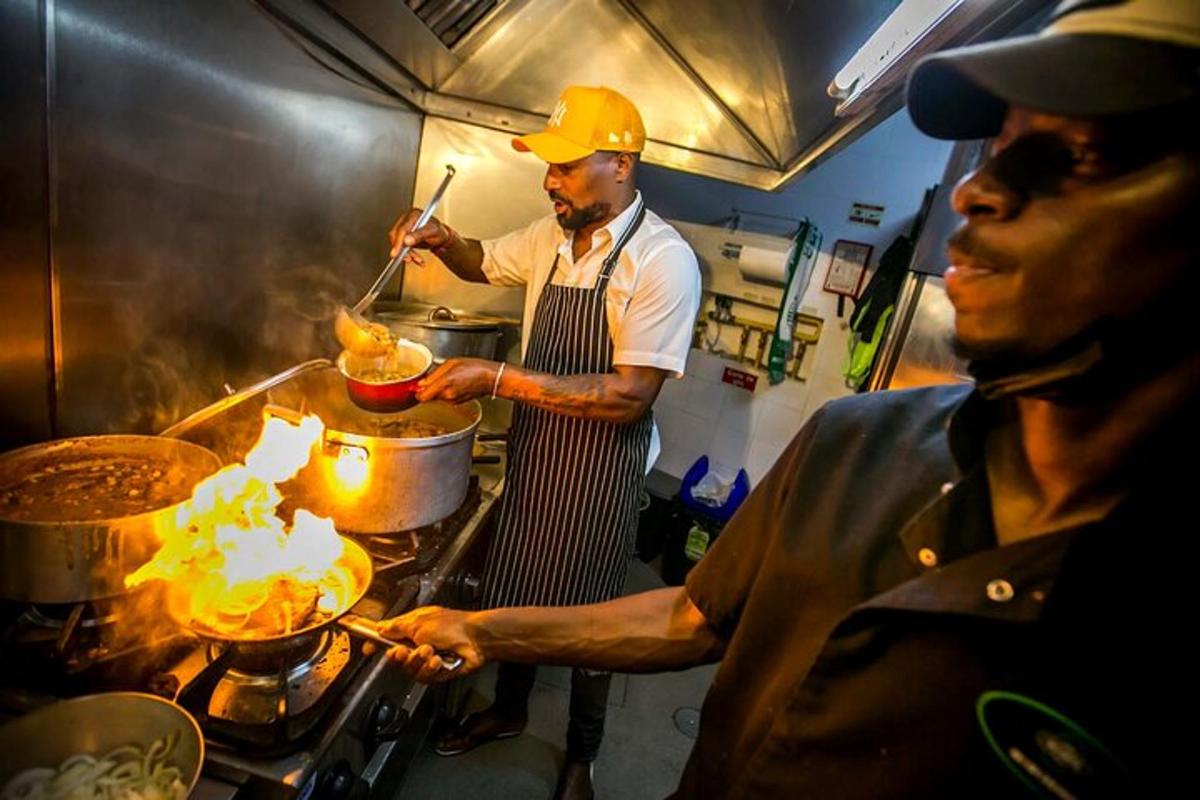 dua lelaki di dapur menyediakan makanan di atas dapur