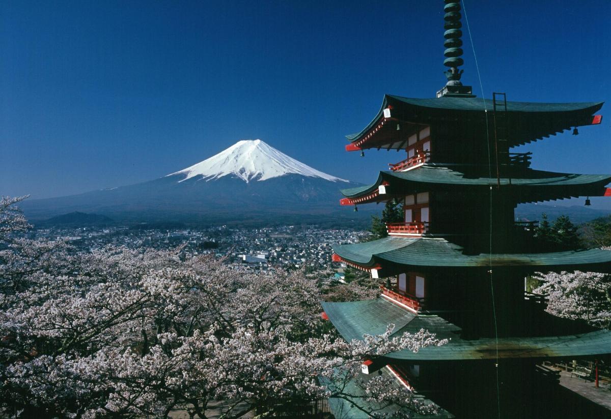 山を背景にした塔