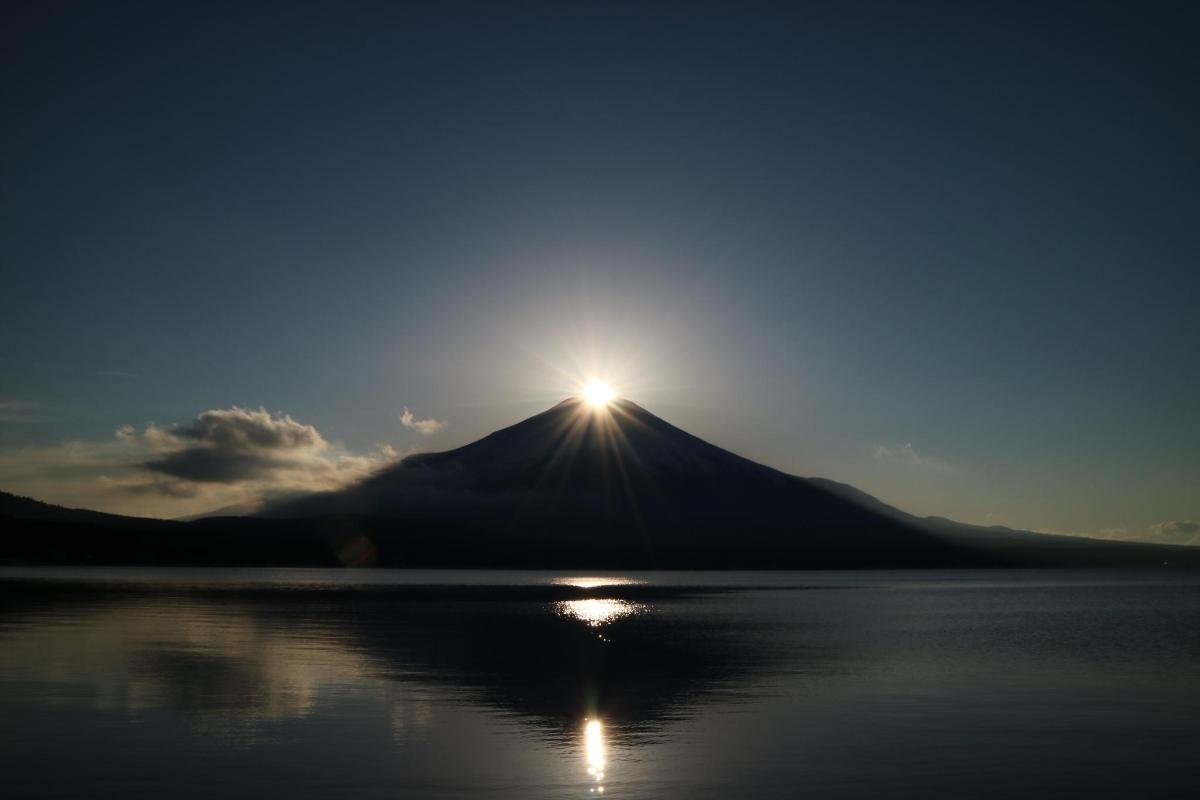 頂上に太陽が沈む山