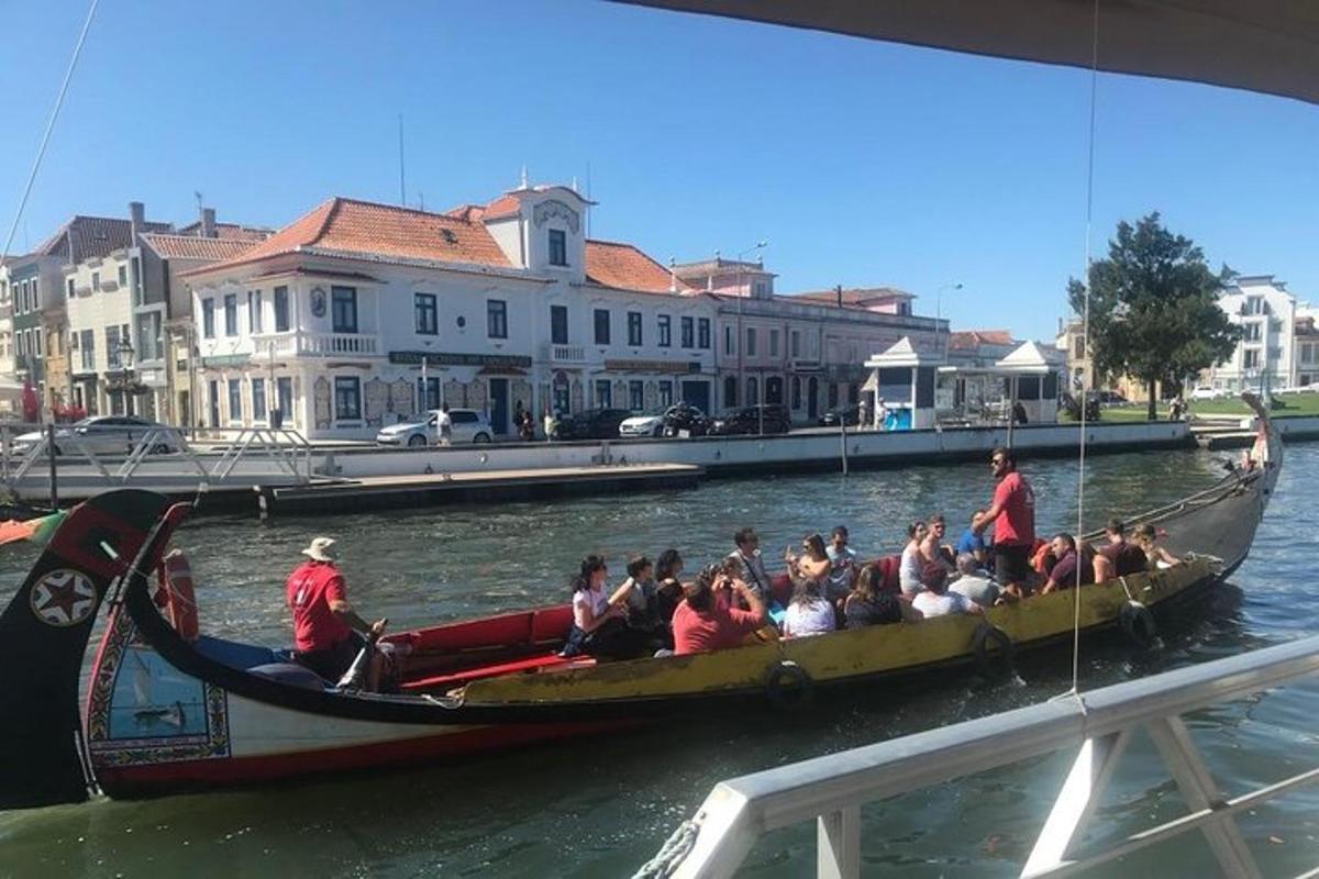 skupina lidí na lodi ve vodě