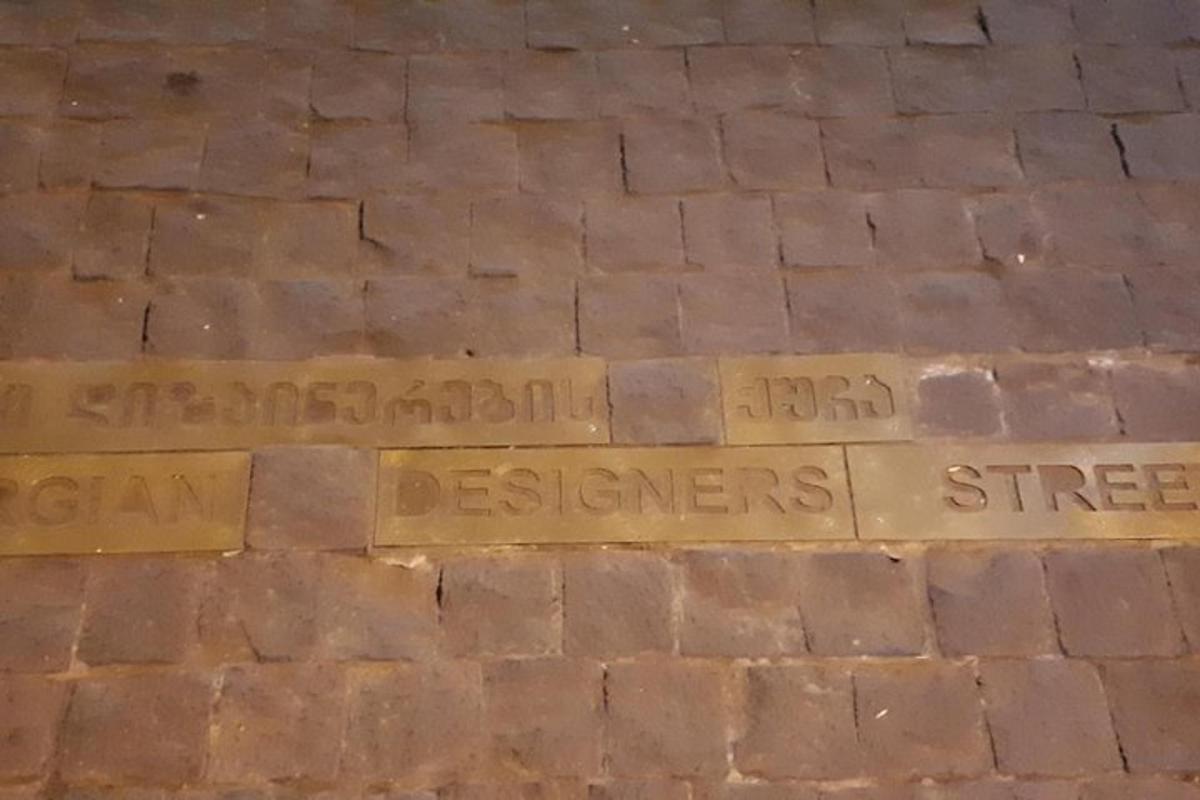 Un piso de ladrillo con palabras en el suelo