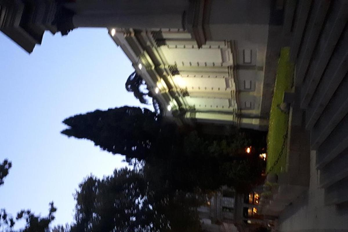 sebuah bangunan dengan pokok di hadapannya