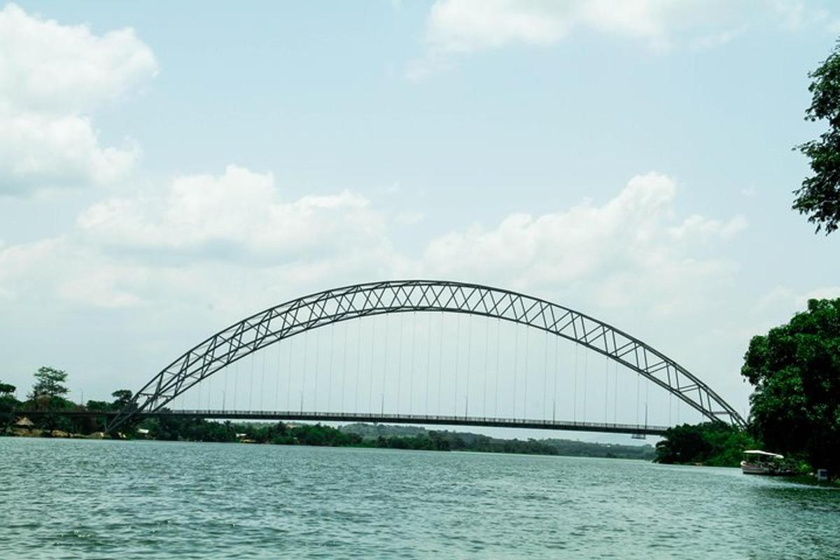 eine Brücke über ein großes Gewässer
