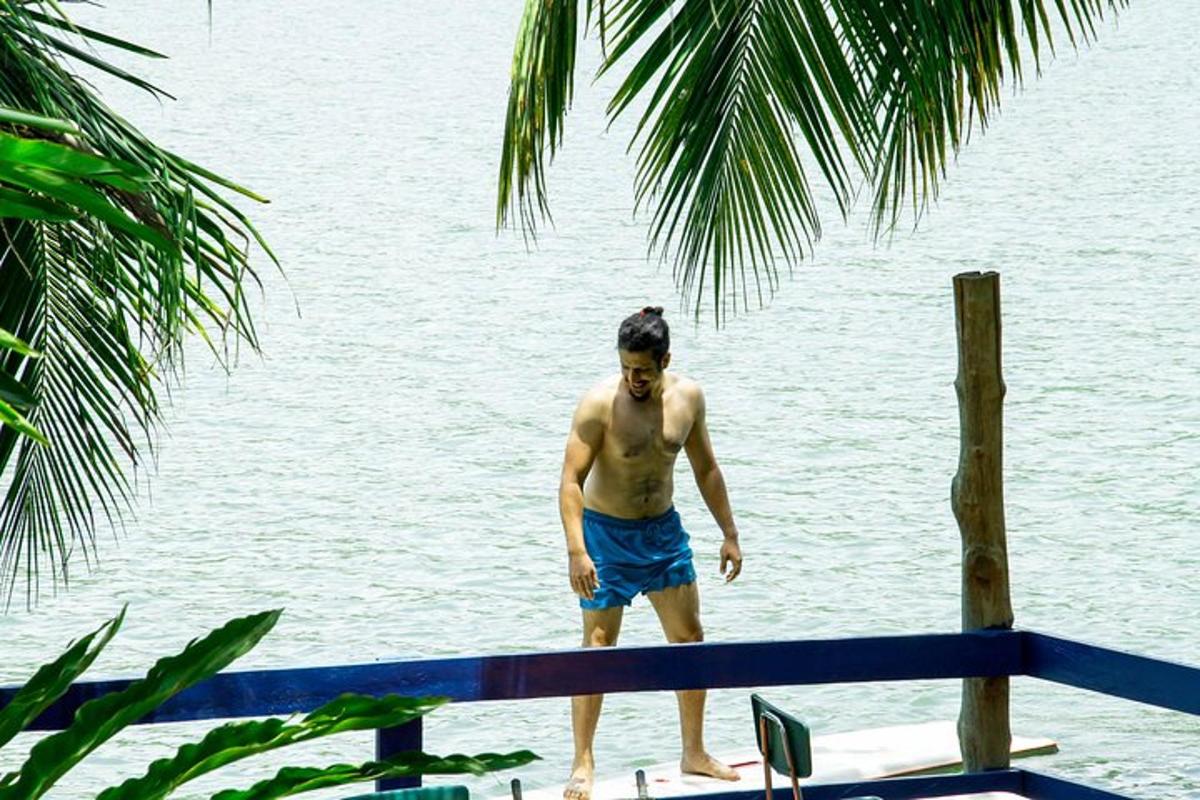 ein Mann, der auf einem Dock im Wasser steht