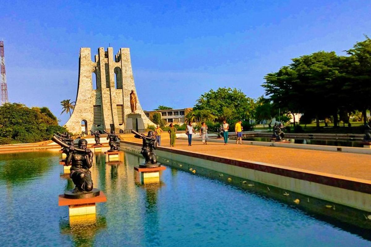 una fontana con statue nell'acqua di fronte a un edificio