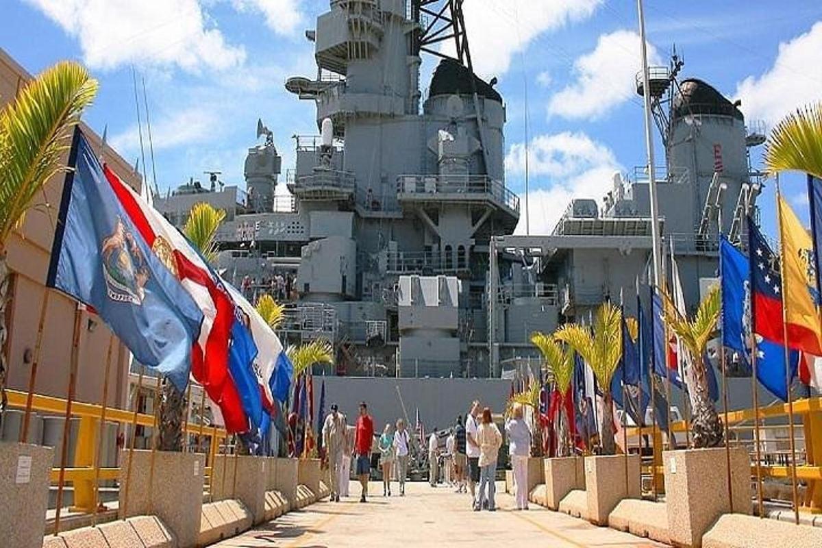 sebuah kapal persiaran yang besar dengan bendera di hadapannya