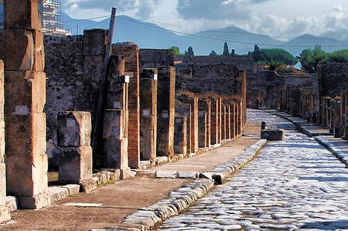 una calle con filas de columnas en una ciudad