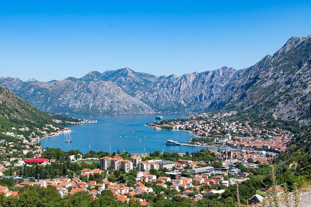 pogled na mesto in zaliv z gorami