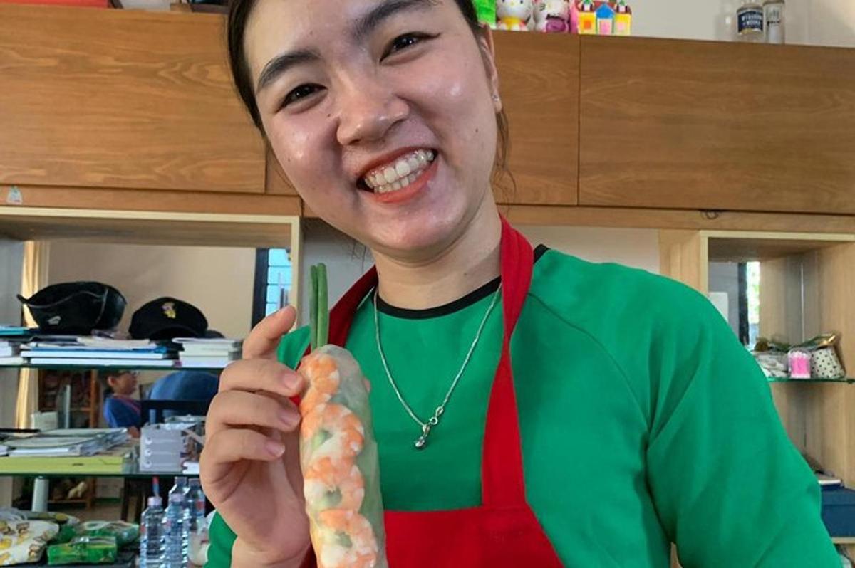 una dona sosté un tros de sushi