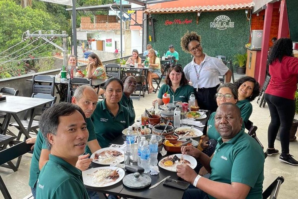 um grupo de pessoas sentadas à mesa comendo comida