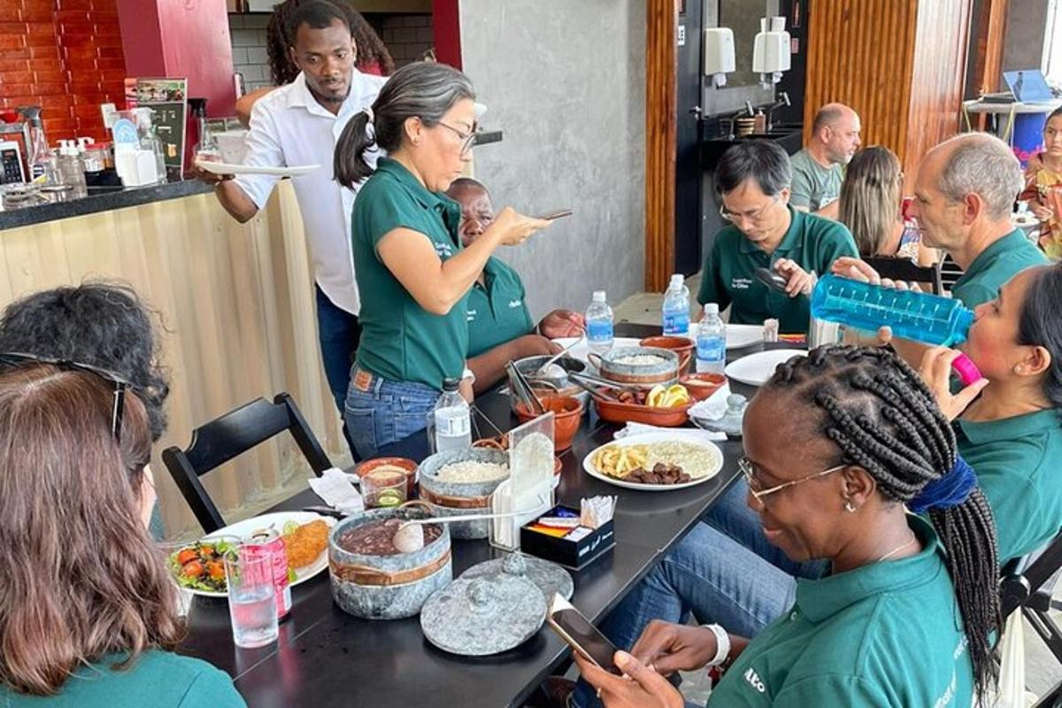 一群人围坐在桌旁吃饭