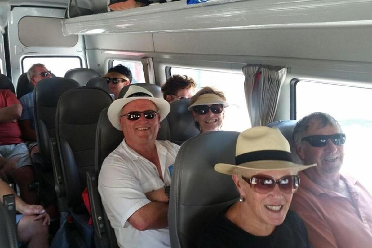 eine Gruppe von Menschen, die hinten in einem Bus sitzen