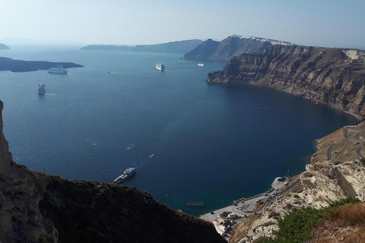 skats uz lielu ūdenstilpni ar tajā esošajām laivām