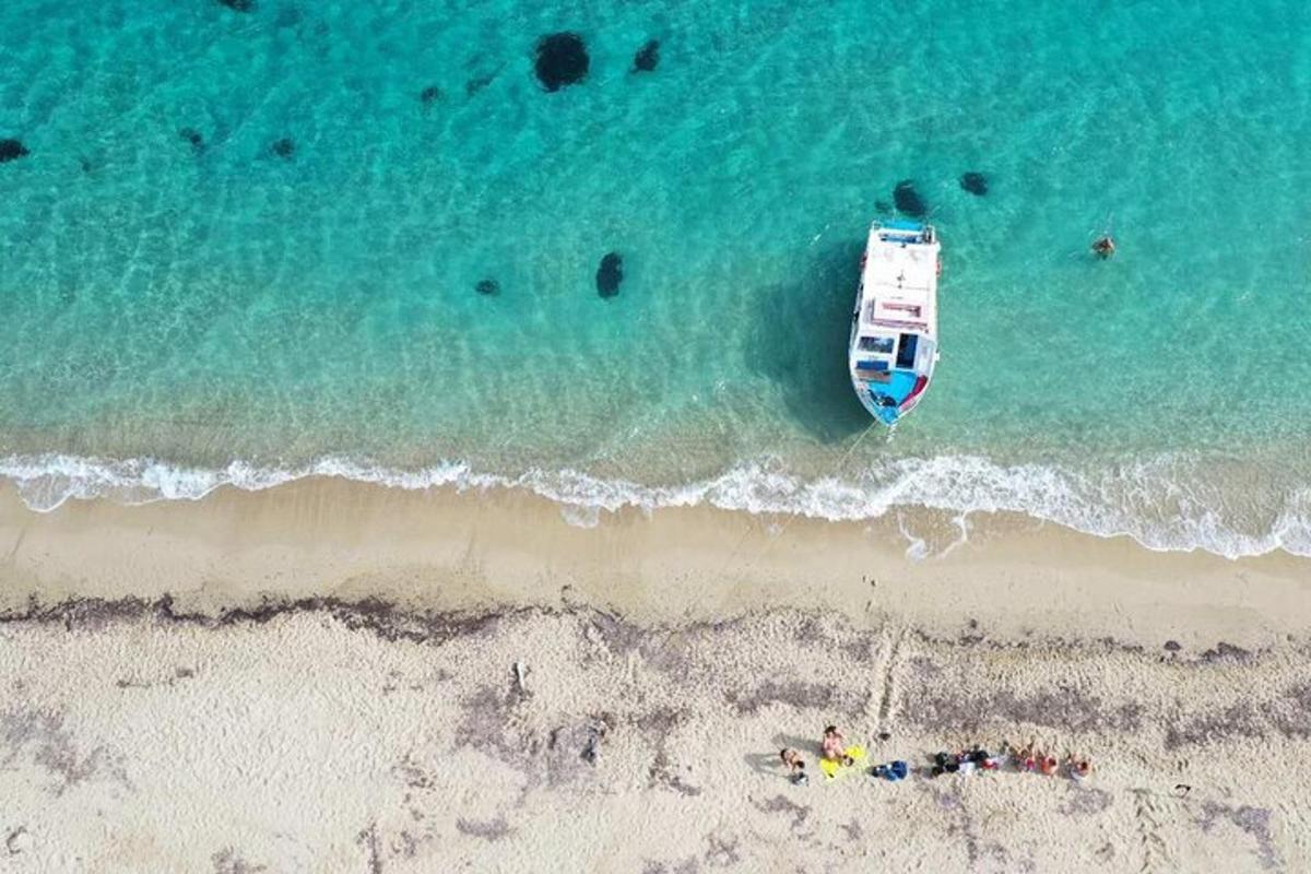 et ovenfrabilde av en båt i havet