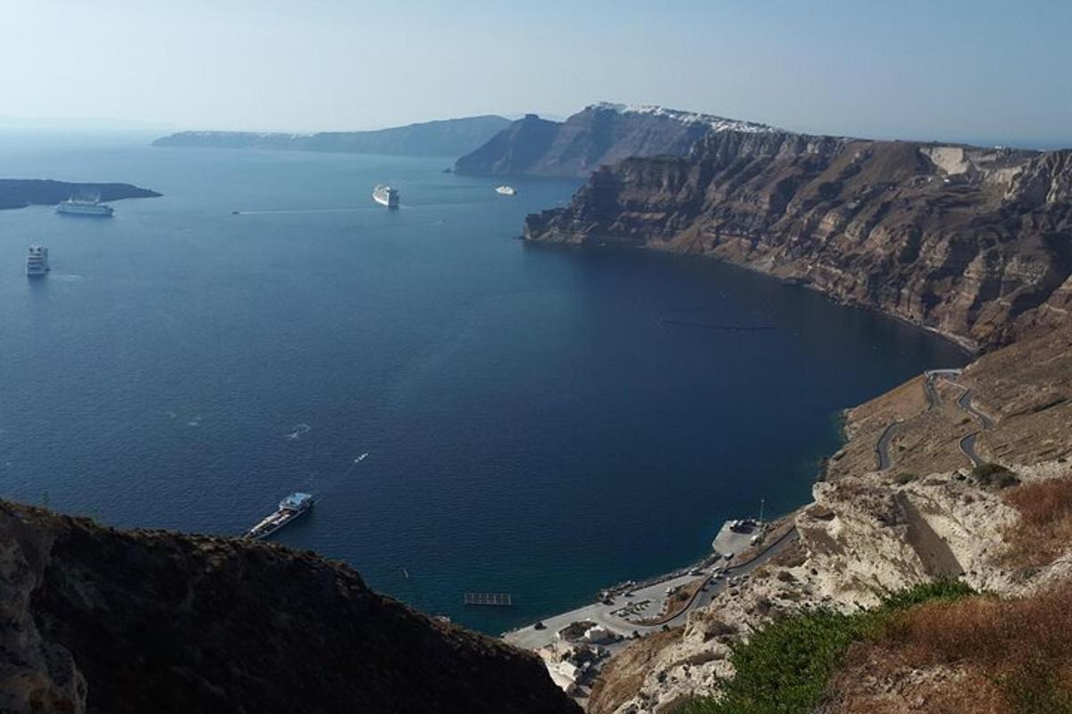 вид на велику водойму на скелі