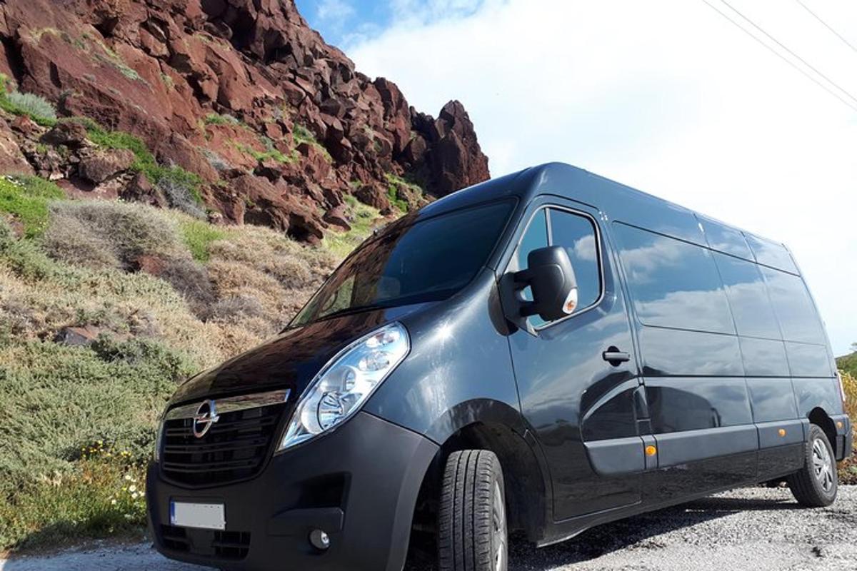 uma van estacionada na encosta de uma montanha