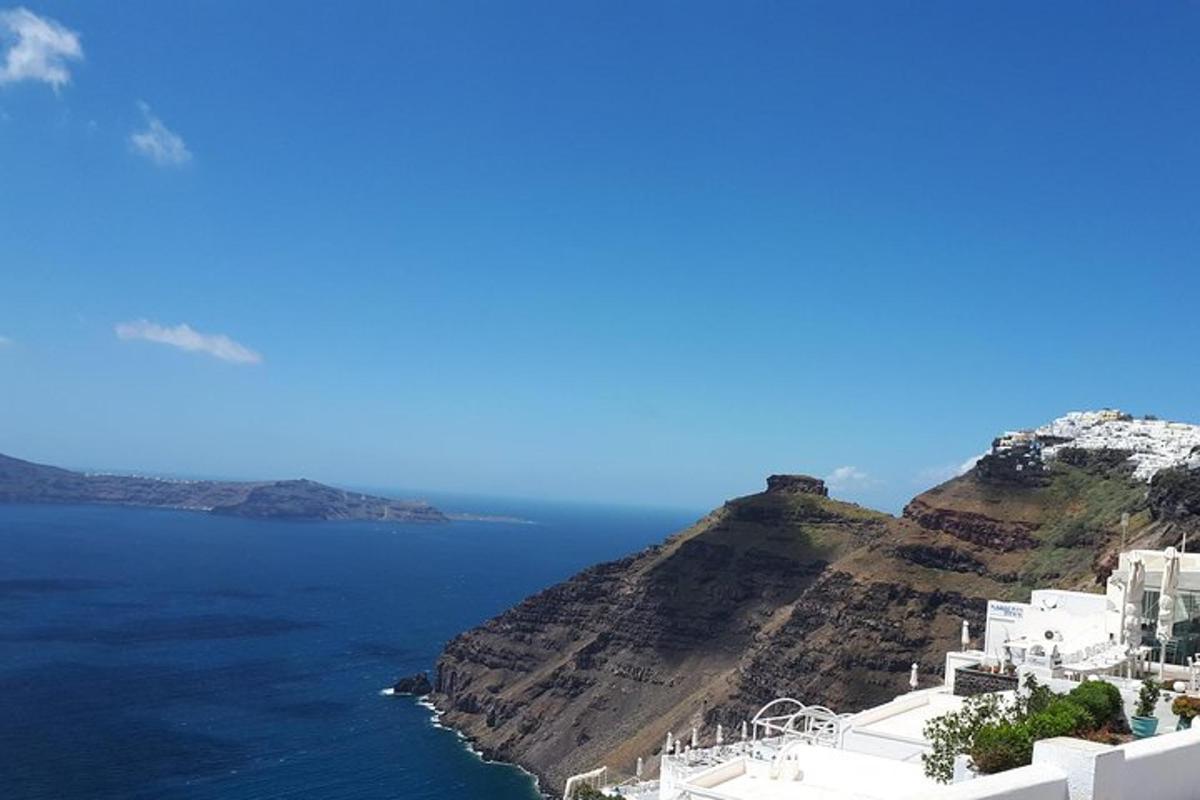 ein Blick auf das Meer von einer Klippe