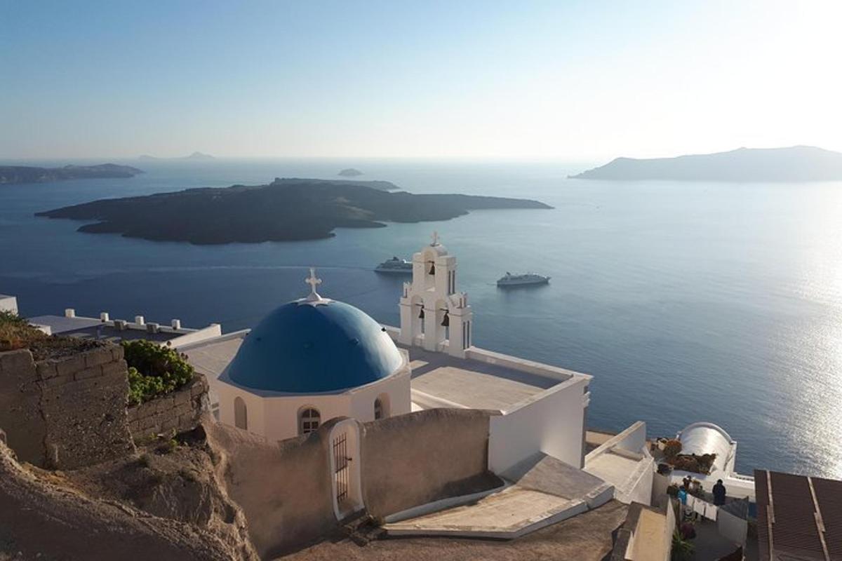 eine Kirche an der Seite einer Klippe neben dem Meer