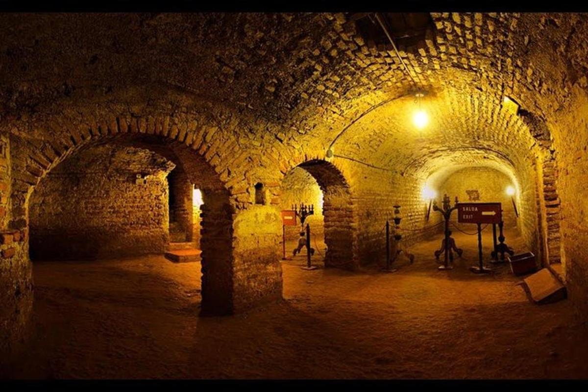 starý kamenný tunel se světlem v něm