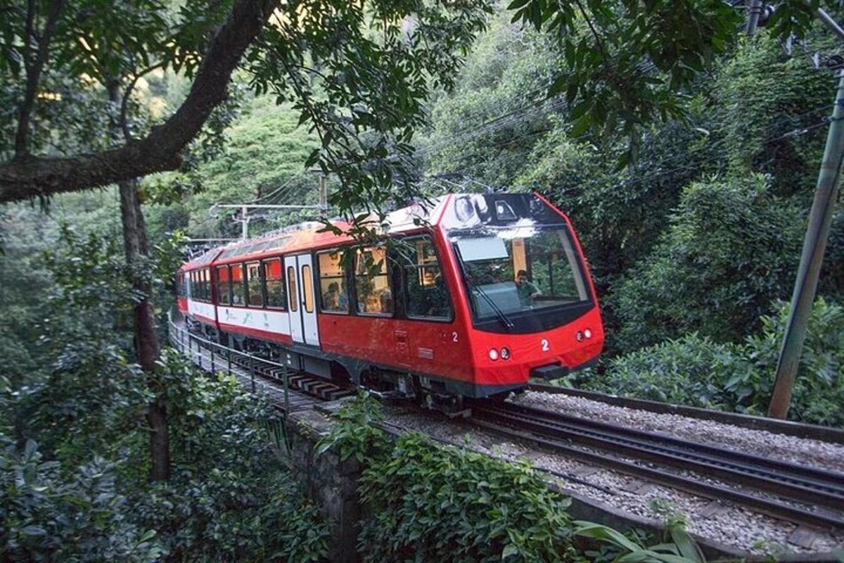 červenobílý vlak jedoucí po kolejích