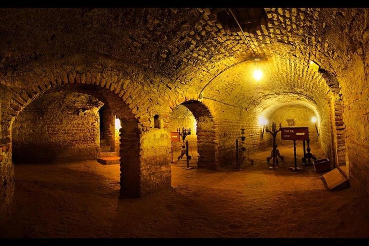 starý kamenný tunel se skupinou lidí v něm