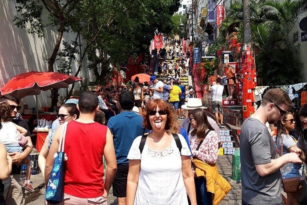 žena kráčející po rušné ulici s davem lidí