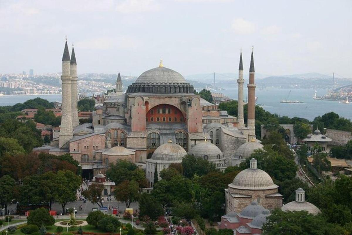 un grande edificio con cupole e moschee in una città