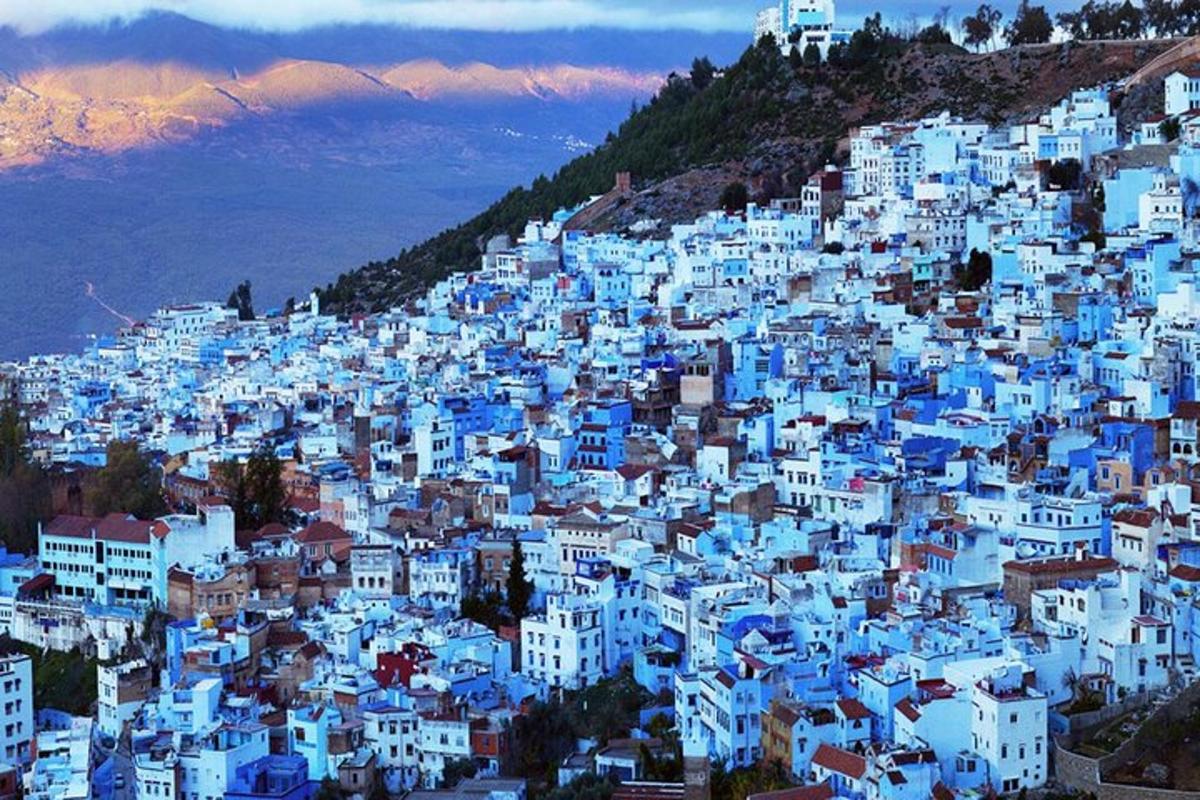 una vista di una città blu e bianca su una collina