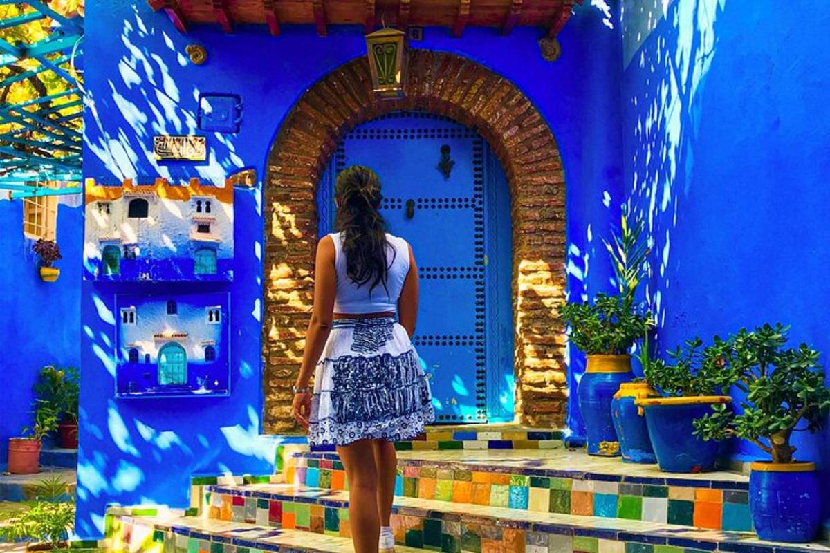 una donna in piedi davanti a un muro blu