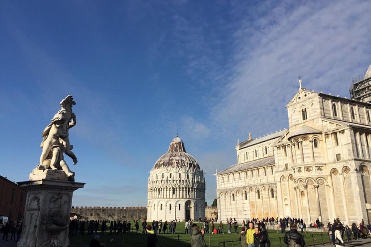 una statua davanti a un edificio con una cupola