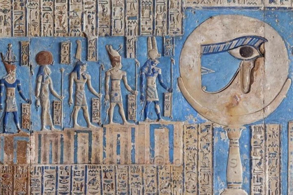 gamle egyptiske hieroglyfer på siden av en vegg