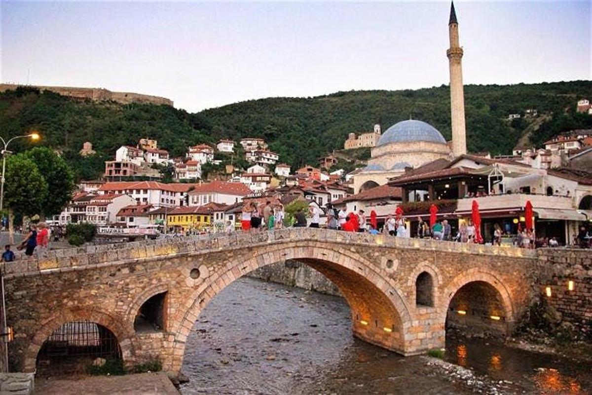 un ponte sopra un fiume in una città con una moschea
