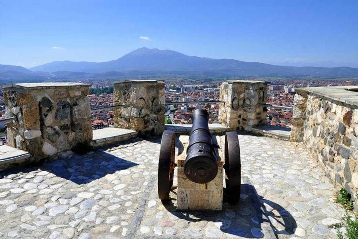 un cañón situado encima de un edificio