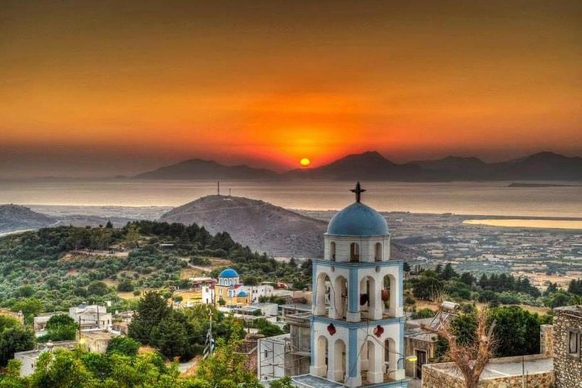 μια εκκλησία με φόντο το ηλιοβασίλεμα