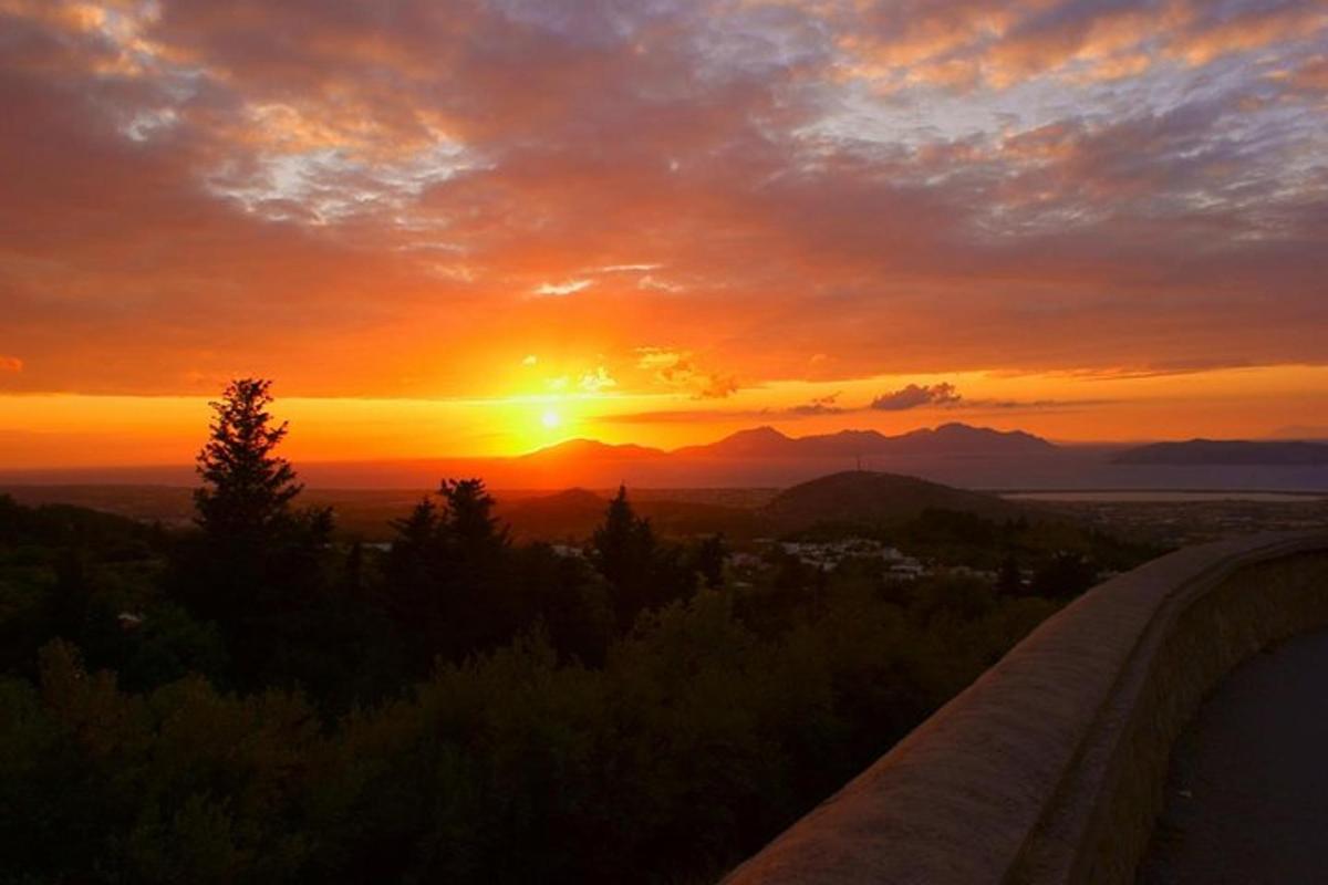 ένα ηλιοβασίλεμα με τον ήλιο να δύει στο βάθος