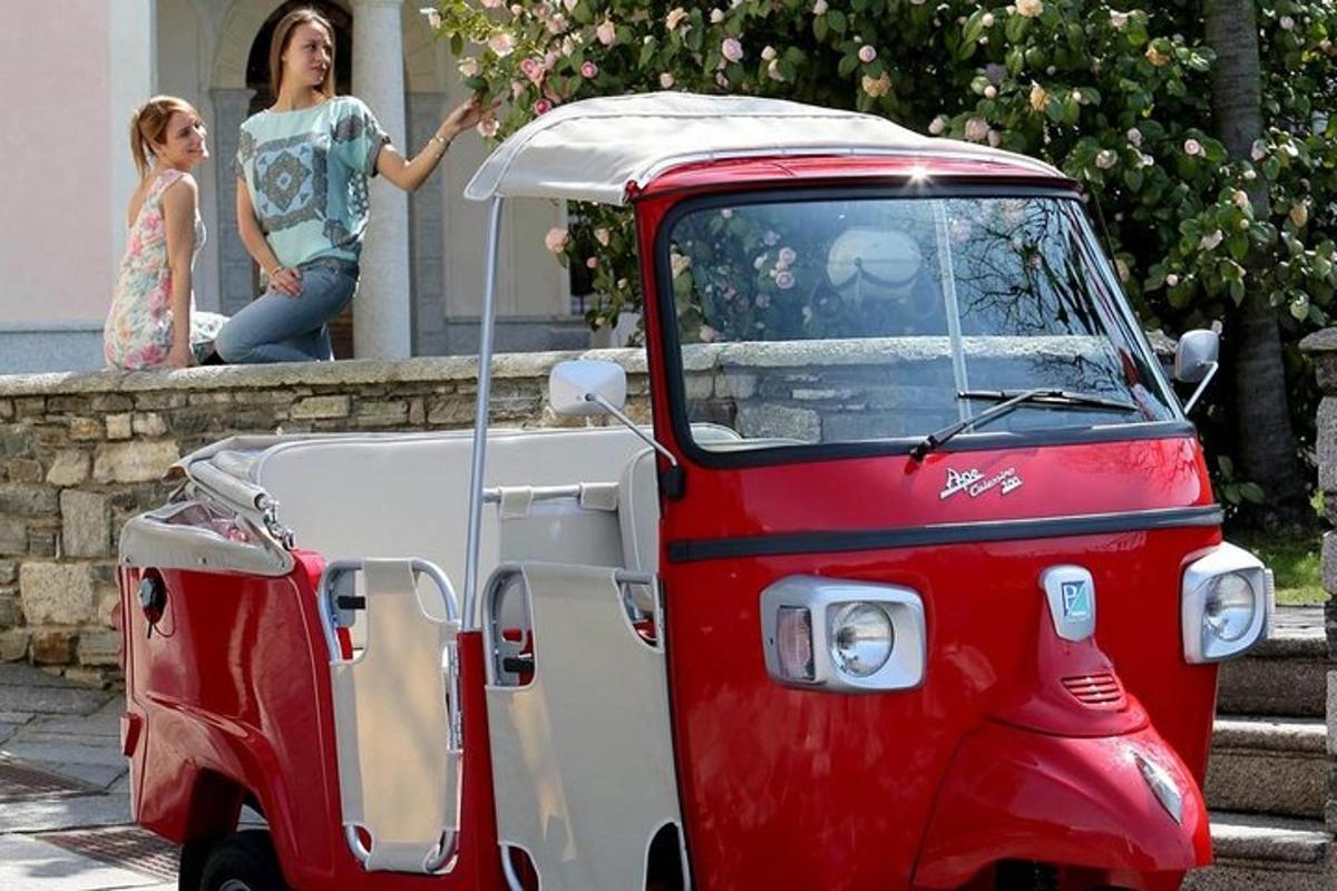 kereta golf merah putih diletakkan di atas jalan