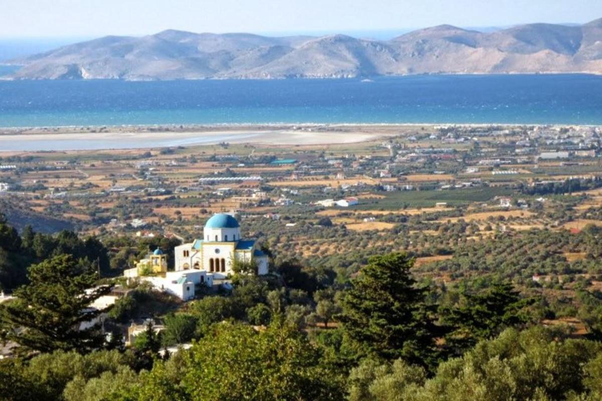 ένα κτίριο στην κορυφή ενός λόφου δίπλα στον ωκεανό