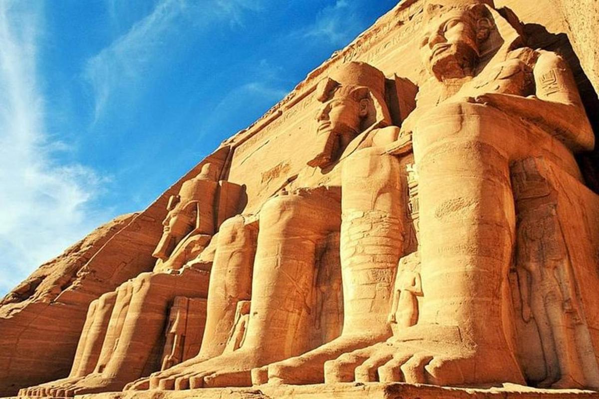 um grande edifício de pedra com estátuas