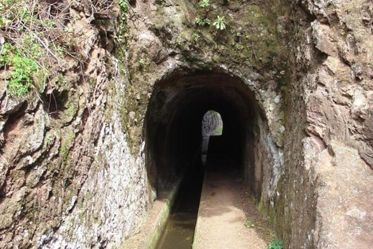 pimeä tunneli kallioseinämässä tunneligunigunigunigunigunigunigunin kanssa