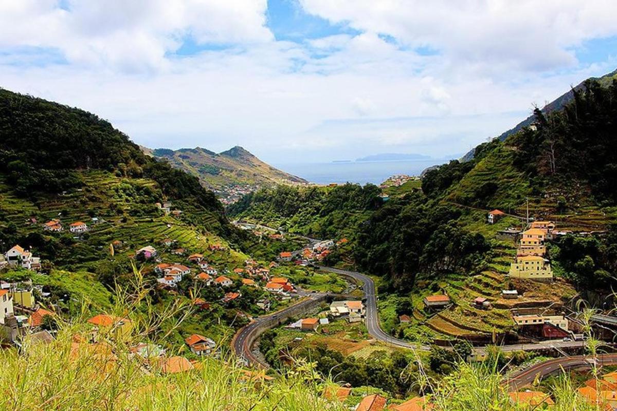 uma pequena cidade em uma colina com uma estrada sinuosa