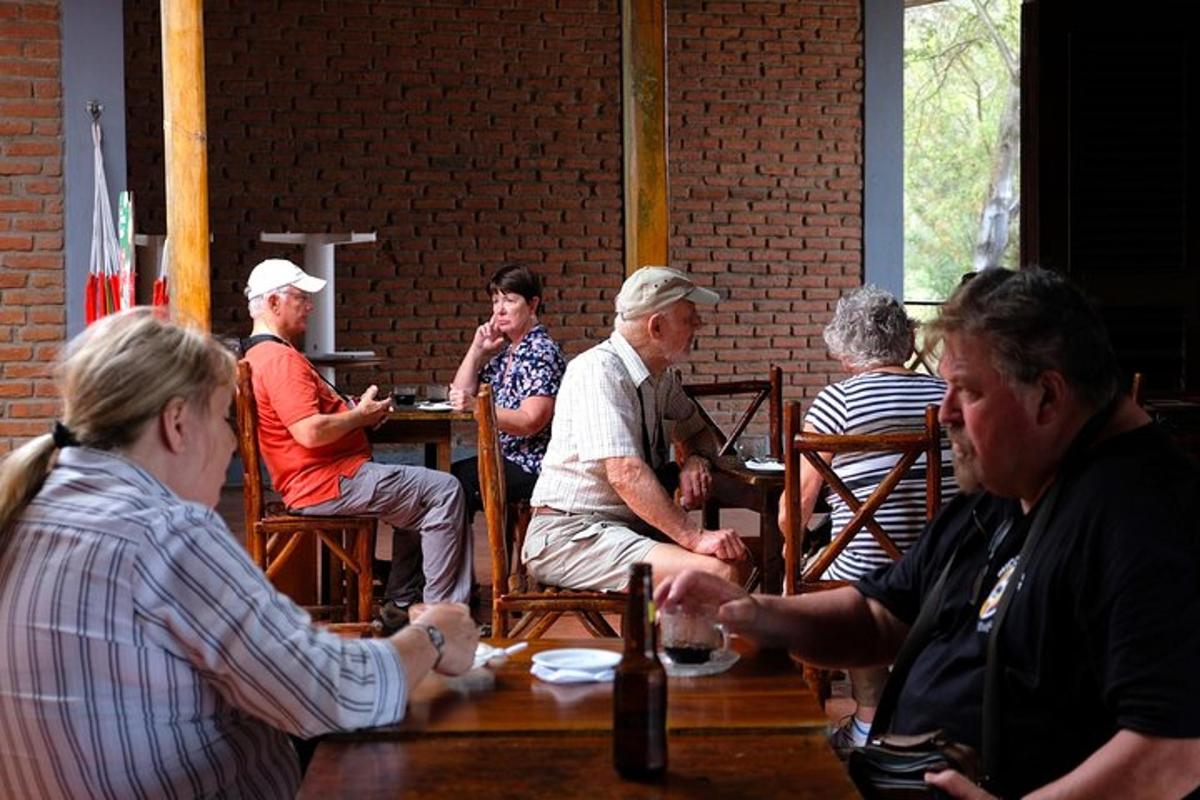un gruppo di persone sedute attorno a un tavolo in un bar