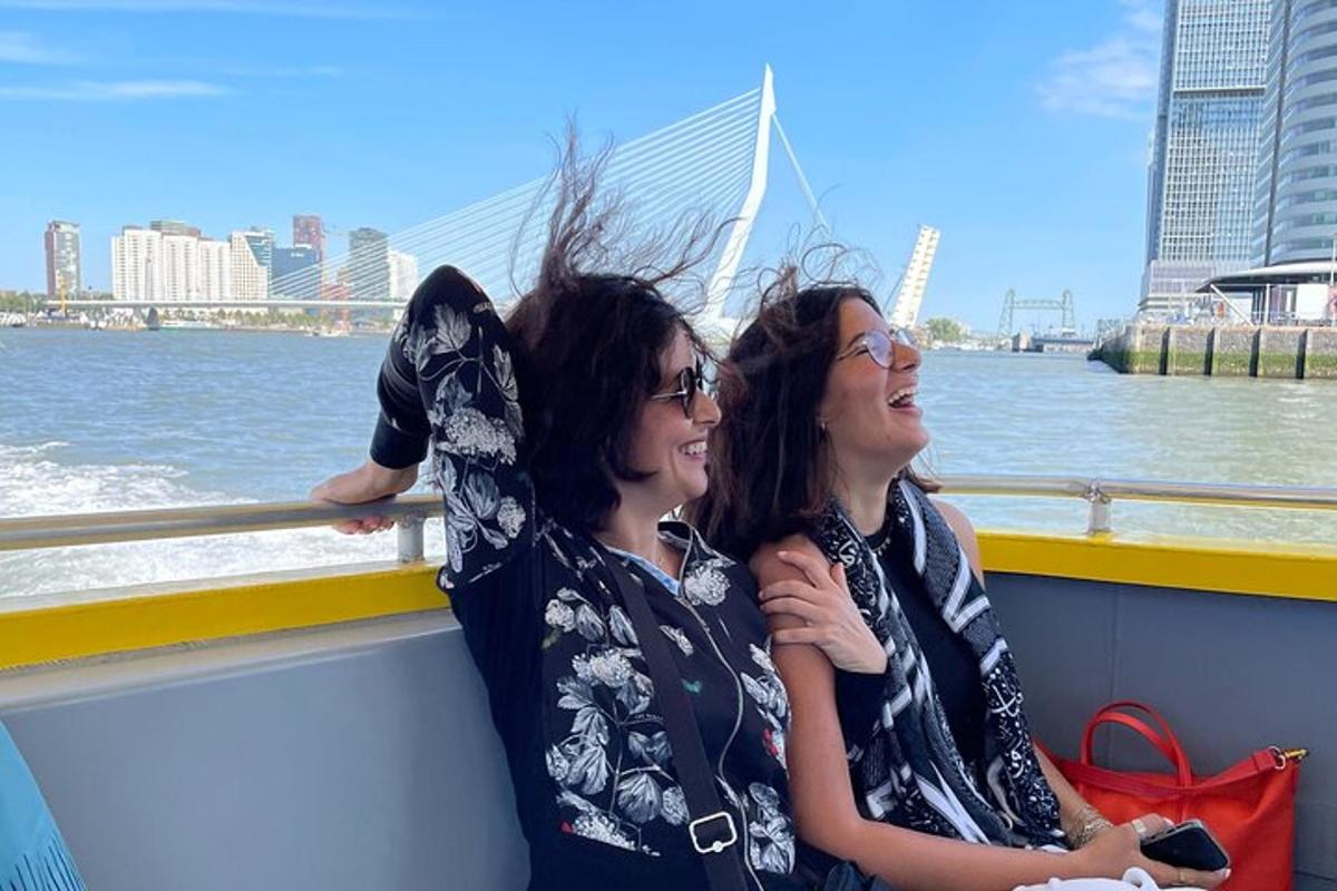 due donne sedute su una barca sull'acqua