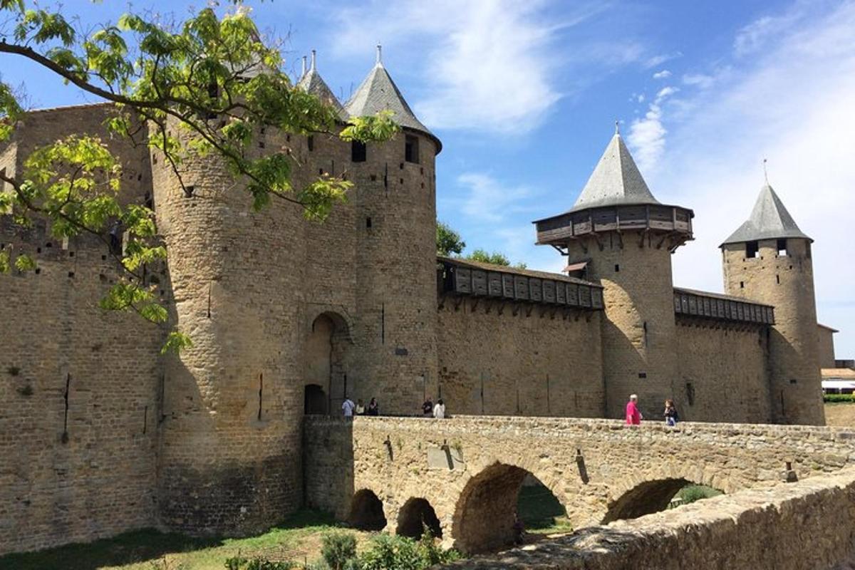 velký hrad se dvěma věžemi a mostem